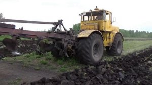 Кировцы пашут пары.