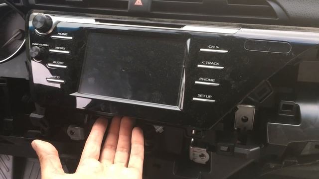 Демонтаж и установка радиоприемника в Тойоту Камри 70 смотреть онлайн