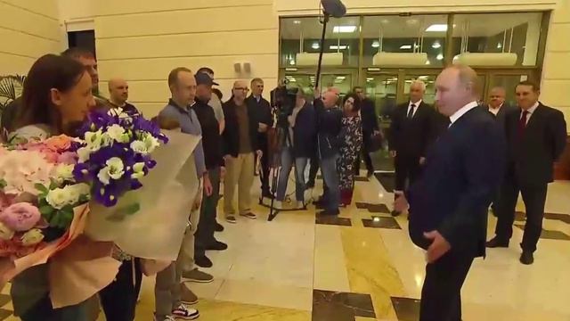 Владимир Путин поздравил освобожденных россиян с возвращением на родину и поблагодарил за верность п