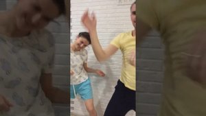 Муж с женой отжигают! Прикольные танцы!