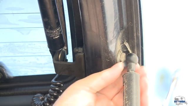 104 - Replacing rear hatch lift struts on a 1993 Nissan Pathfinder смотреть онлайн