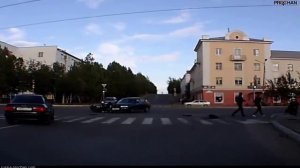 Motorcycle crashes into car / Мотоцикл врезался в машину