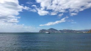 04.09.2022 – отдых в Орджоникидзе. Погода холодноватая, МИ ловит рыбу, тренирует кувырок на площадке