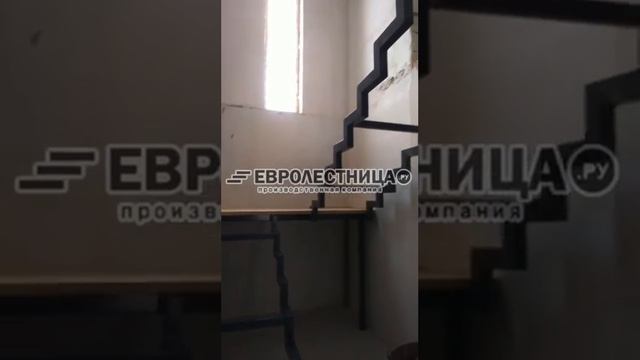 Металлический каркас лестницы  на второй этаж с поворотной площадкой. Лестница в твой дом