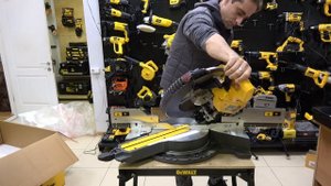 Аккумуляторная торцовочная пила DeWALT DHS780N FlexVolt и начало конца сетевого инструмента