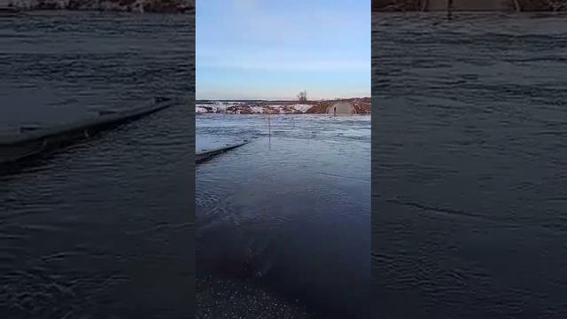 Затопило мост через реку Свиягу возле села Киять, Буинский район 15.03.2023 год