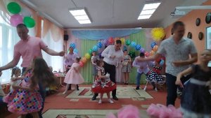 танец пап и дочек на выпускном в стиле "Стиляги"