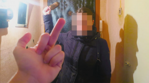 Мать школьника РАЗБИЛА мою камеру! Мамка школьника пришла ко мне домой и украла Ютуб кнопку.