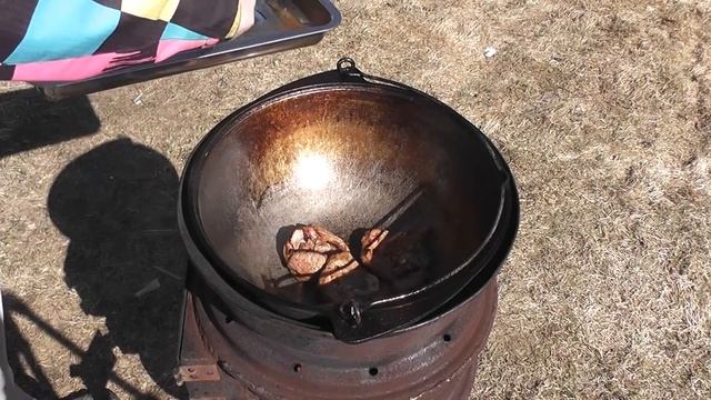 СТЕЙК ГОЛЕНИ ИНДЕЙКИ В КАЗАНЕ на костре смотреть онлайн