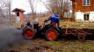 Пашем огород на мини тракторе
