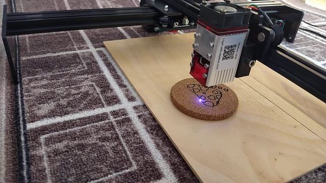 Нанесение рисунка на пробковую подставку для кружки с помощью станка. смотреть онлайн