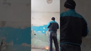 Как без шума и пыли снять старую краску со стены!