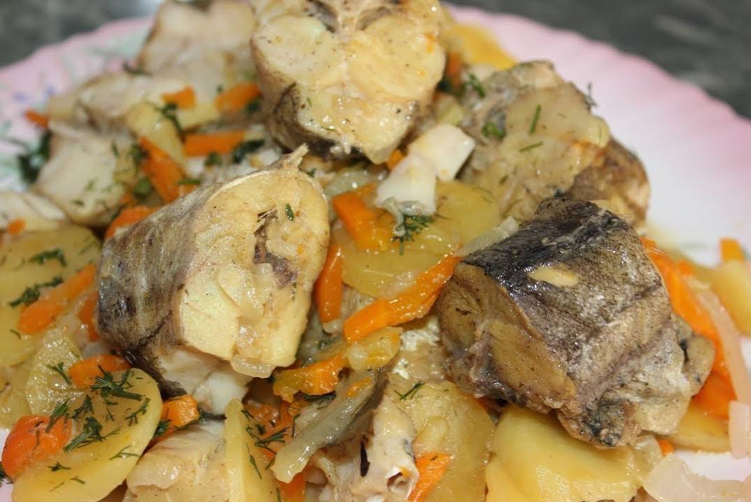 Минтай с картошкой на сковороде с бульоном