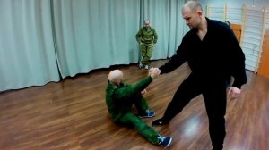 Боевая акробатика. Страховка при падении назад