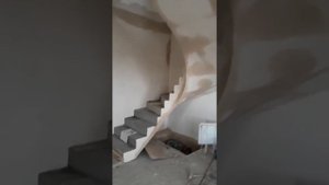 Бетонная лестница с забежными ступеньками. Шпаклевка лестницы.