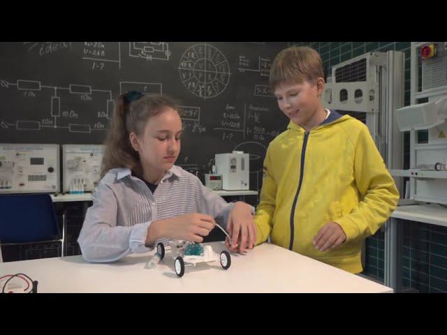 Дети из технопарка «Кванториум» Свердловской ДЖД изобрели робота-поводыря для слабовидящих людей смотреть онлайн