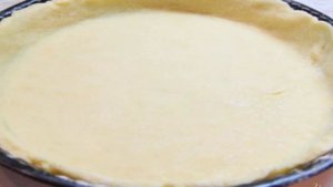 Открытый пирог с творогом и клубникой