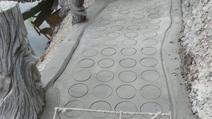 Поляна  бабы  Яги  ,скульптуры  из  цемента , зона  барбекю.дорожка  из  цемента.