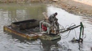 Очистка дна пруда самодельным плавучим экскаватором