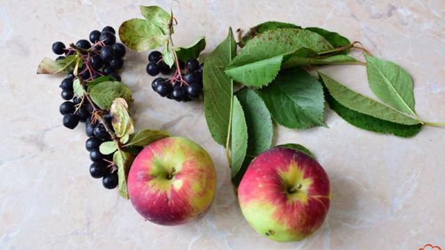Яблочный компот с черноплодкой и вишневыми листьями