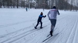 Максим Вылегжанин и Константин Главатских проводят тренировку для призеров соревнований «Снеговик»