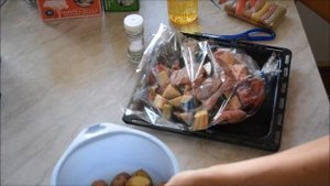 Запекаем мясо с картофелем и баклажанами на помидорках