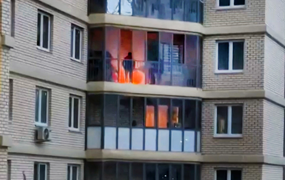 В многоэтажке на юге Москвы мужчина жарит шашлыки прямо на балконе / События на ТВЦ