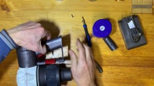 Как снять заднюю крышку Dyson и установить hepa фильтр