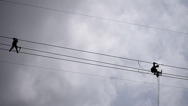 Men On Wire  |  400KV High voltage Power Transmission  Line