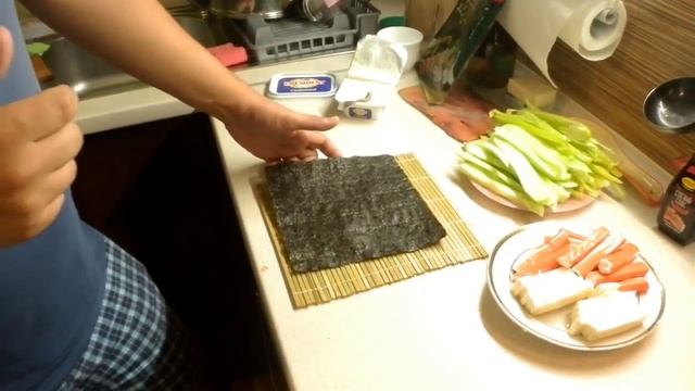 Видеорецепт приготовления суши. Подробная пошаговая инструкция.