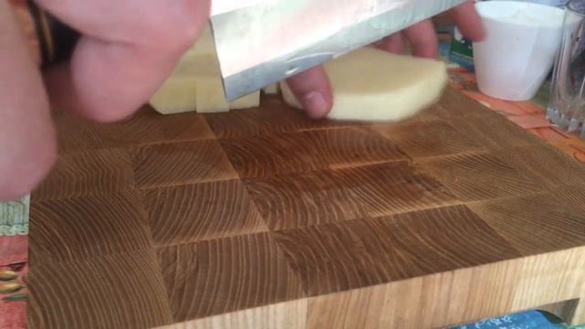 Режу картофель и морковь для чечевичного супа смотреть онлайн