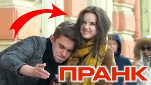 УПРАВЛЯЕМ РУКОЙ ДЕВУШКИ ПРАНК / Как красотка отреагирует на такое?