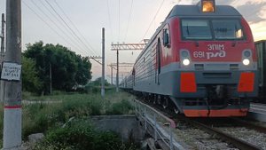 Электровоз ЭП1М-691 с пассажирским поездом «Эльбрус» №61Нальчик-Москва