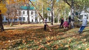 Укладка бревна через реку
