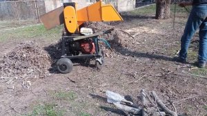 Самоходная дробилка веток, веткоруб, измельчитель веток.