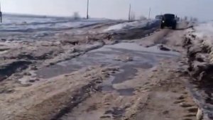 УРАЛ на базе 4320 проезжает бездорожье в грязи