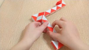 Подставка для телефона из змейки Рубика