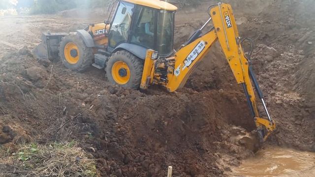 Копаем пруд. Экскаватор JCB 4CX. Digging a pond.