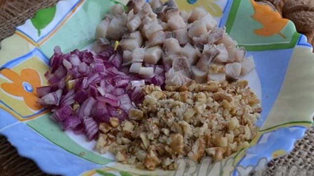 Салат из сельди, грецких орехов и свеклы
