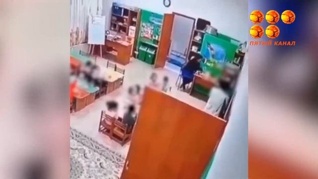 Не обращая внимание на детей.