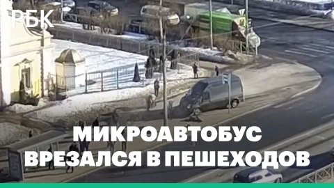Микроавтобус протаранил людей на остановке в Санкт-Петербурге