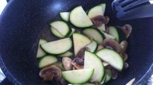 Удон с овощами и креветками