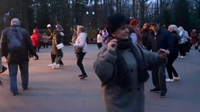 ТЫ КАЗАЛА В ПОНЕДIЛОК ПIДЕМ РАЗОМ ПО БАРВIНОК!??/ТАНЦЫ В ПАРКЕ ГОРЬКОГО ХАРЬКОВ 2021 смотреть онлайн