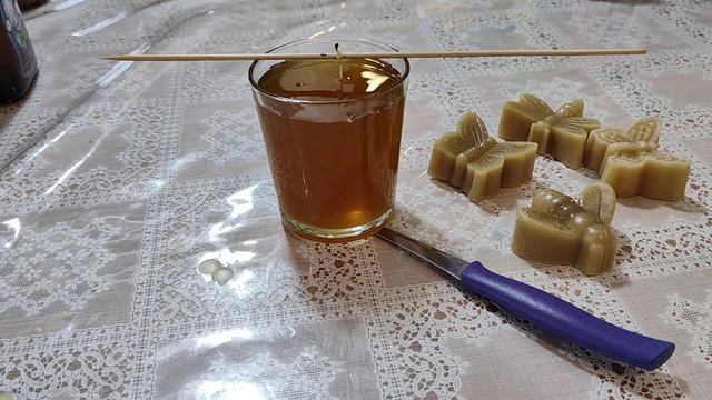 Свеча из пчелиного воска.
