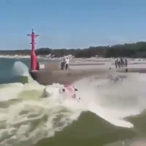 Аварийные ситуации - Моторные суда - Мотолодку опрокидывает прибойной волной