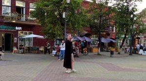 Челябинск. Уличный певец  А ты такой холодный как айсберг в океане 02 08 2020г