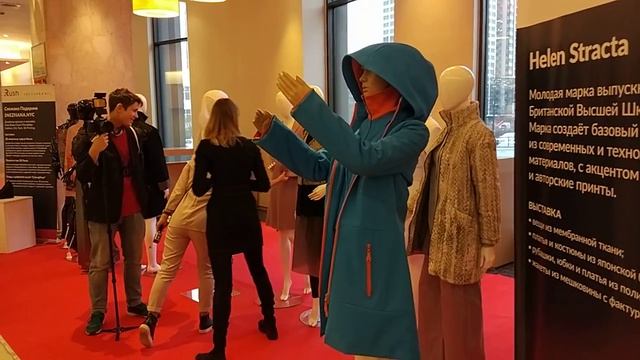 Робот-манекен компании WellBotHomo на форуме Rush смотреть онлайн