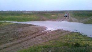 ВАЗ-21074 (инжектор) через глубокий брод.