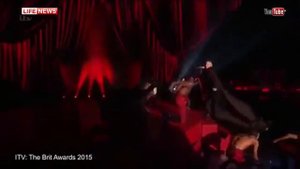 Мадонна упала со сцены!!! Madonna fell off the stage!!!