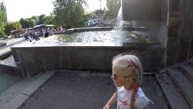 Ева прыгает на батуте с резинками, катается на гироборде, запуск огромных воздушных шаров. смотреть онлайн